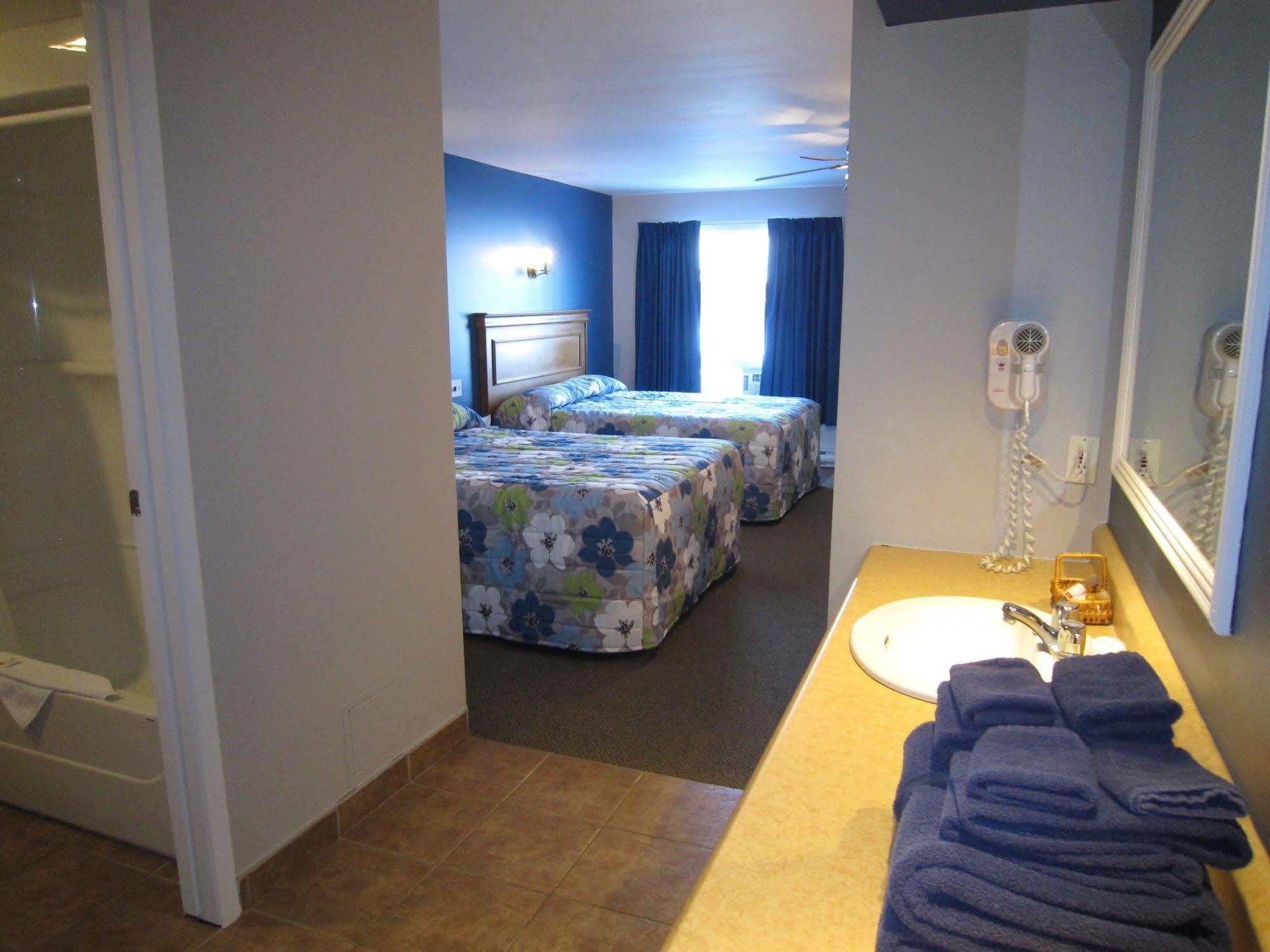 Hotel Motel Le Quiet Lac-Megantic ภายนอก รูปภาพ