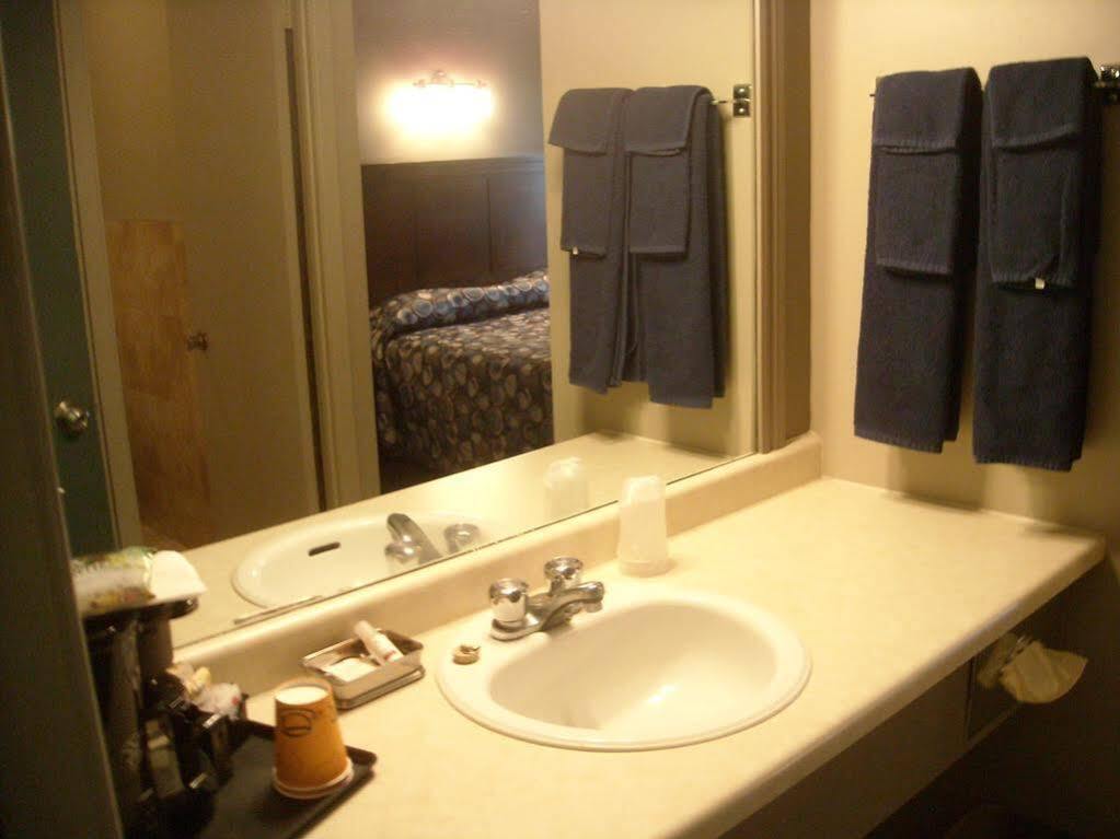 Hotel Motel Le Quiet Lac-Megantic ภายนอก รูปภาพ